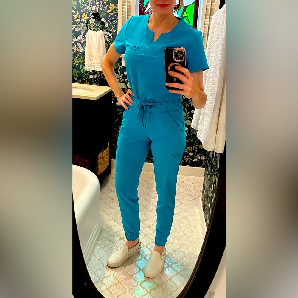 Jaanuu turquoise scrub jogger set NWOT
